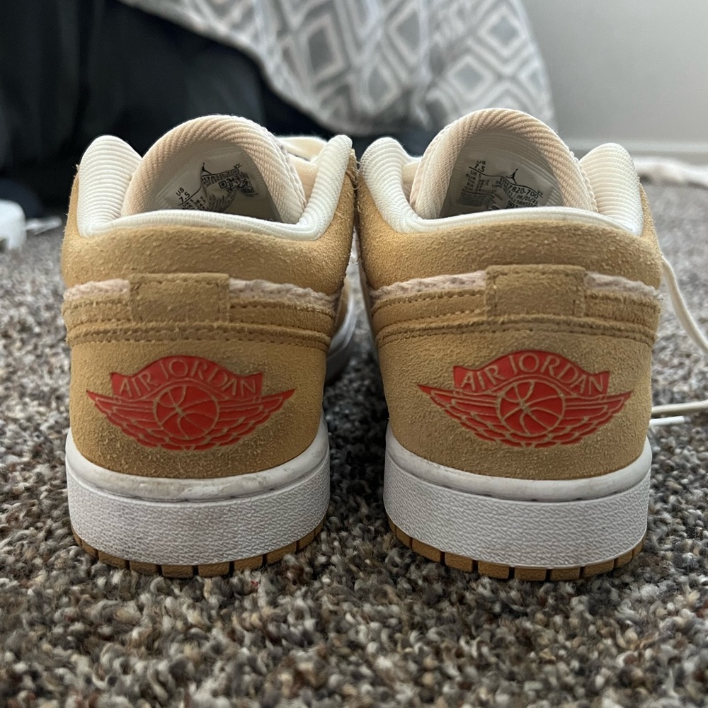 Women’s Jordan 1 Low - Picture 4 of 4